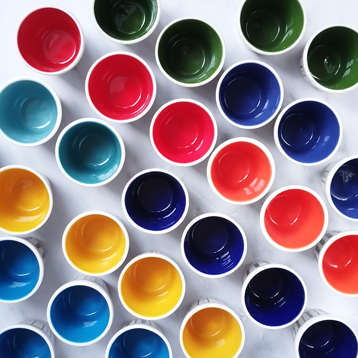 Tasses colorées vue de dessus