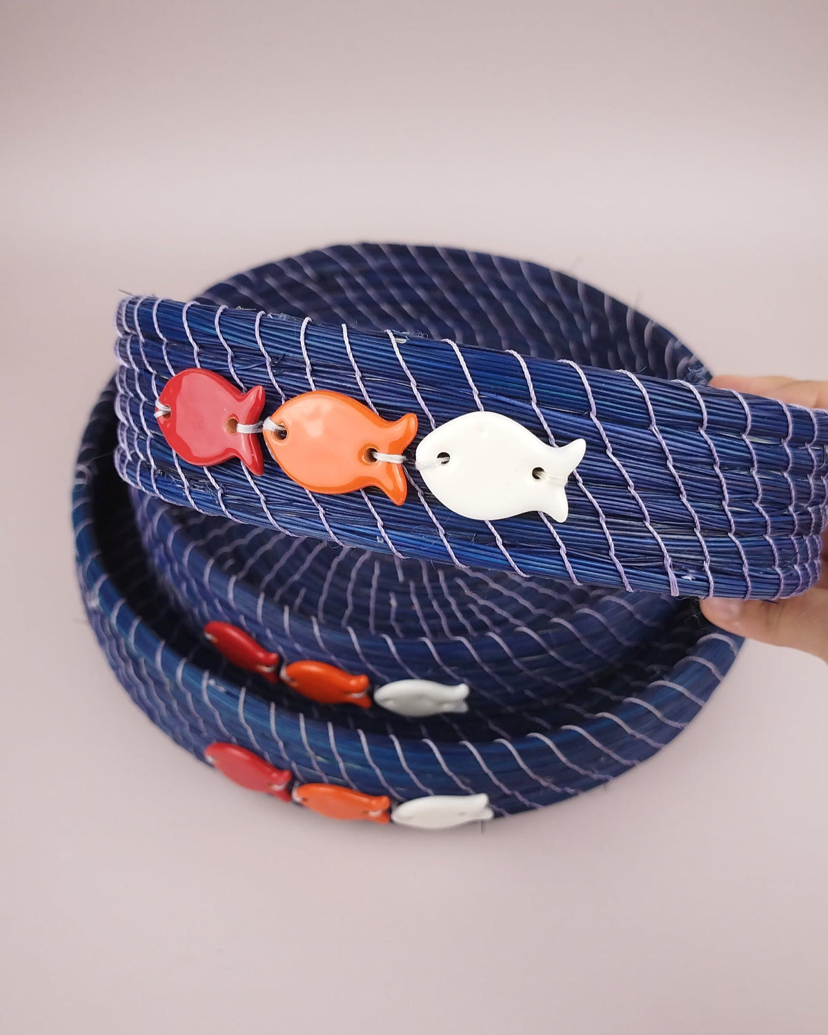Plateau Jonc Bleu Décor Poissons Faïence Rouge Orange Blanc 20cm