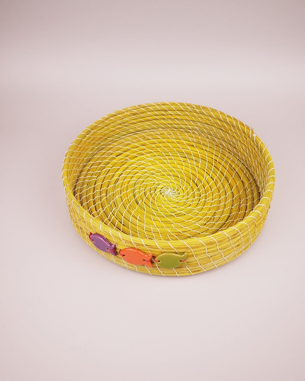 Plateau Jonc Jaune Décor Poissons Faïence Violet Orange Vert 25cm vue dessus