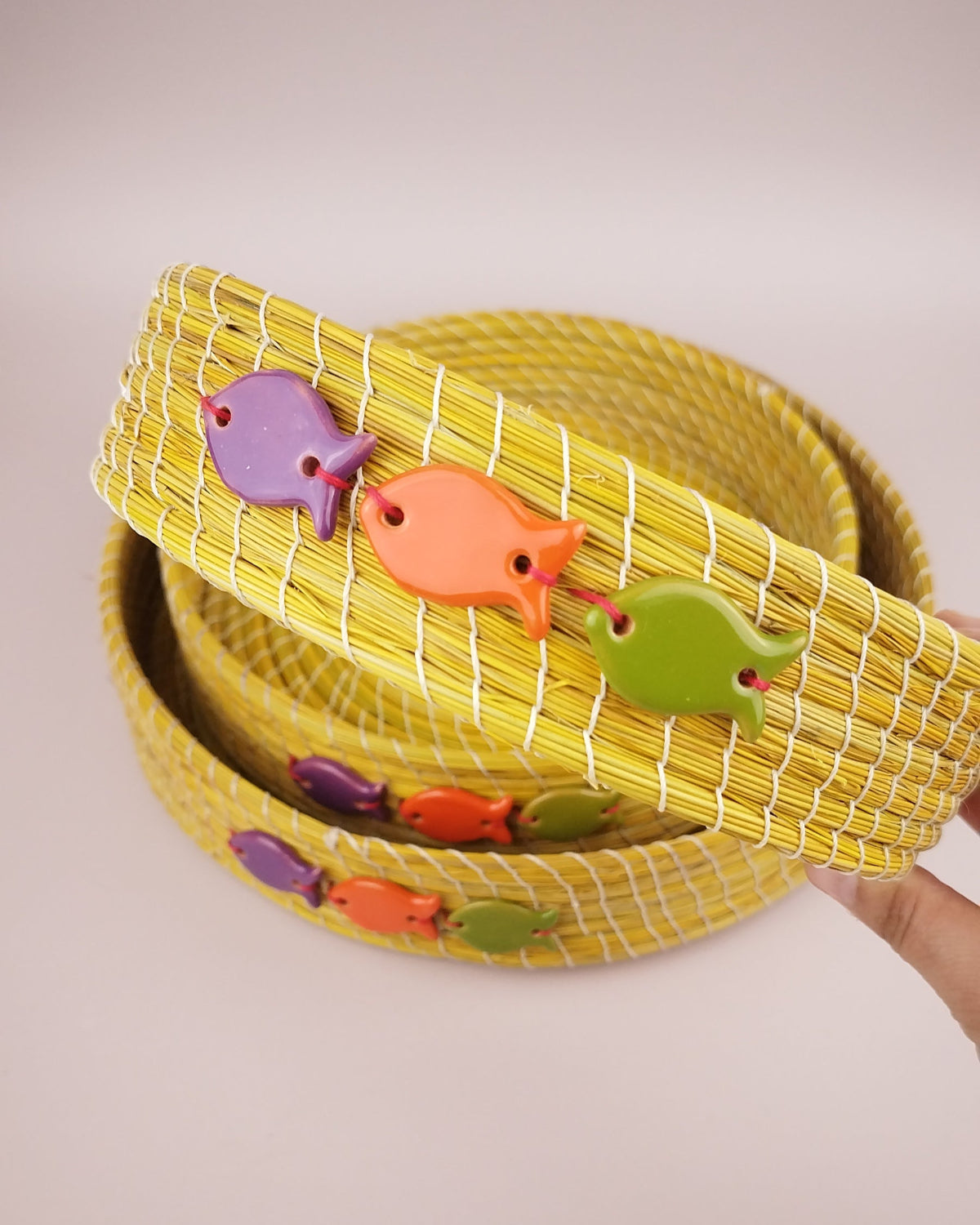 Plateau Jonc Jaune Décor Poissons Faïence Violet Orange Vert Gros Plan