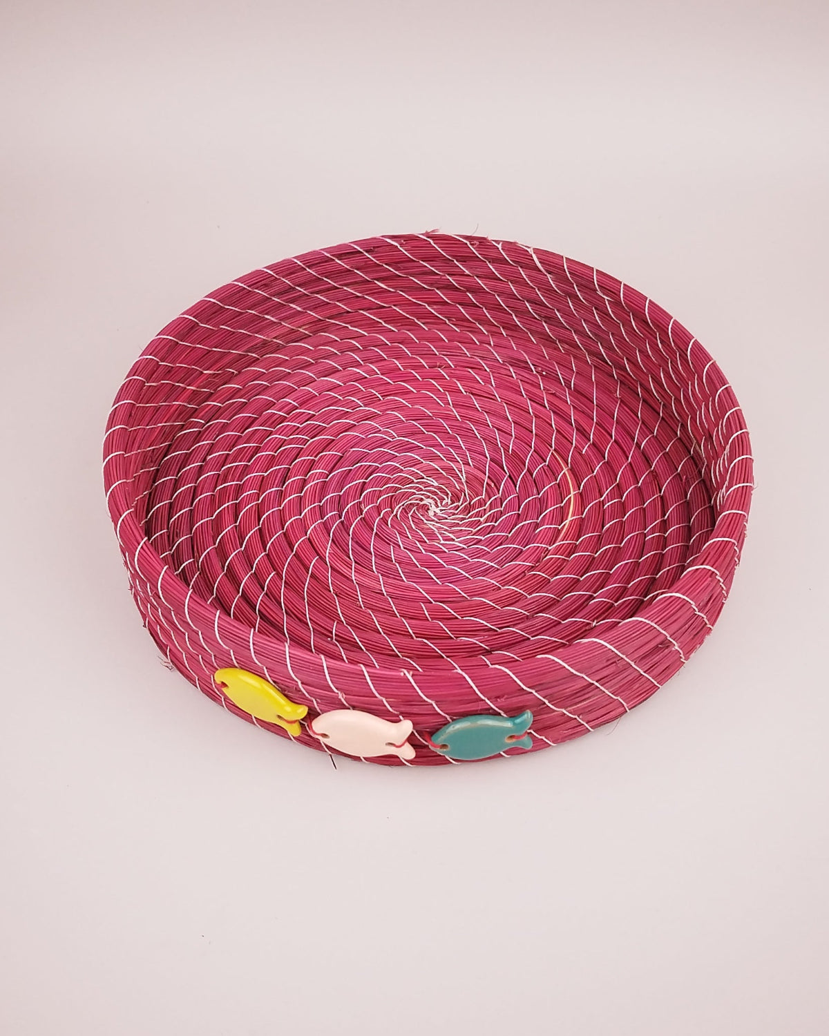 Plateau Jonc Rose Décor Poissons Faïence Jaune Rose Turquoise 25cm vue dessus