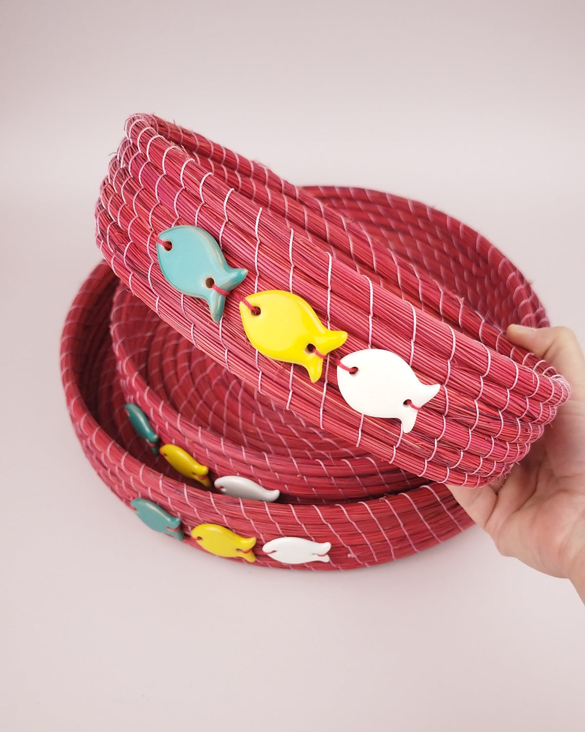 Plateau Jonc Rouge Décor Poissons Faïence Turquoise Jaune Blanc Gros Plan