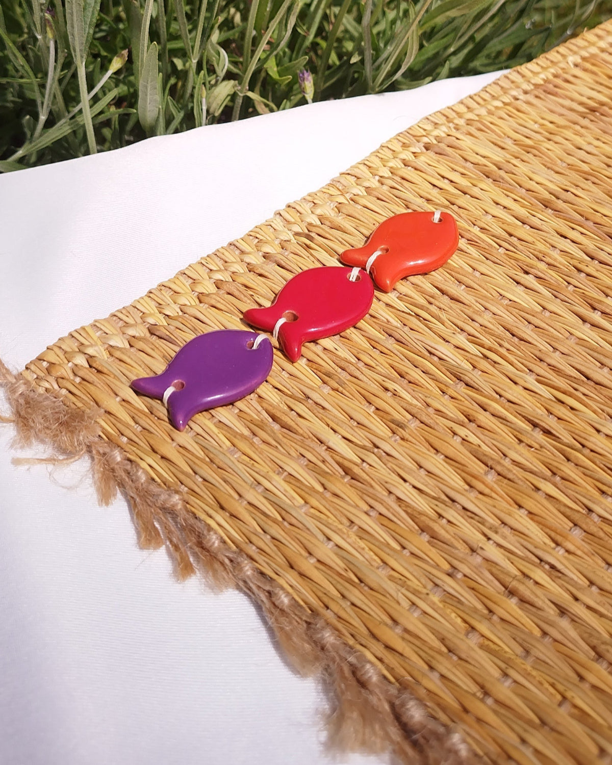 set de table fibres végétales décors faïence Violet Rouge Orange - Détail