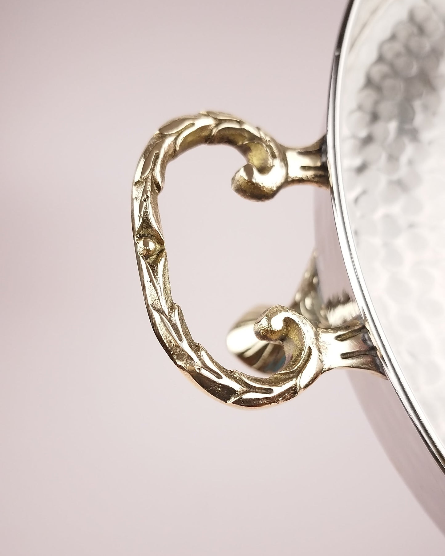 Plateau sur pieds laiton pougnée ciselée