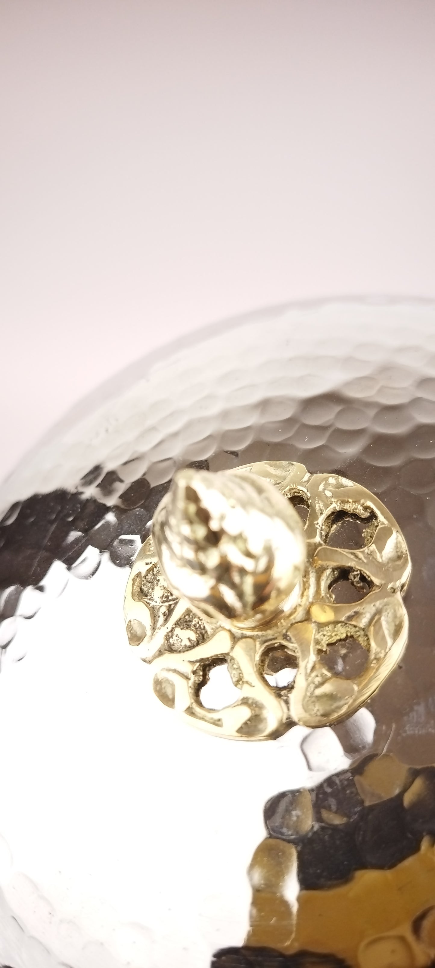 Cloche de présentation en cuivre martelé