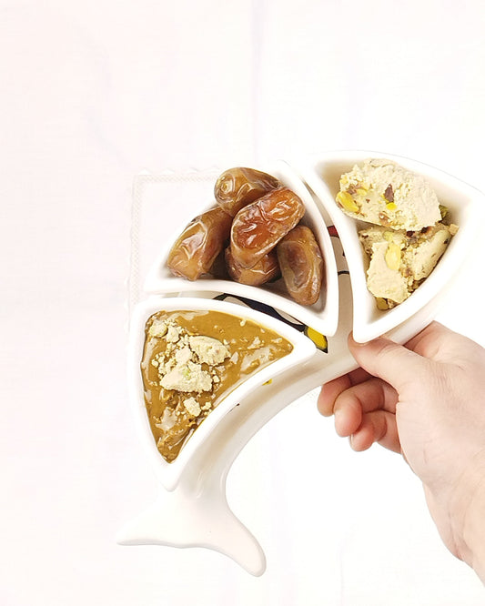 Set apéritif en faïence forme poisson. Raviers remplis de dattes, bsissa et halva