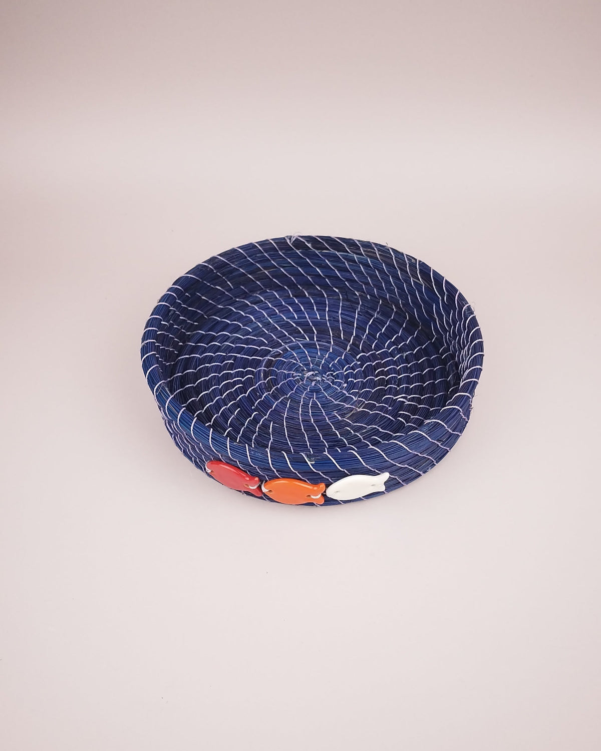 Plateau Jonc Bleu Décor Poissons Faïence Rouge Orange Blanc 20cm vue dessus