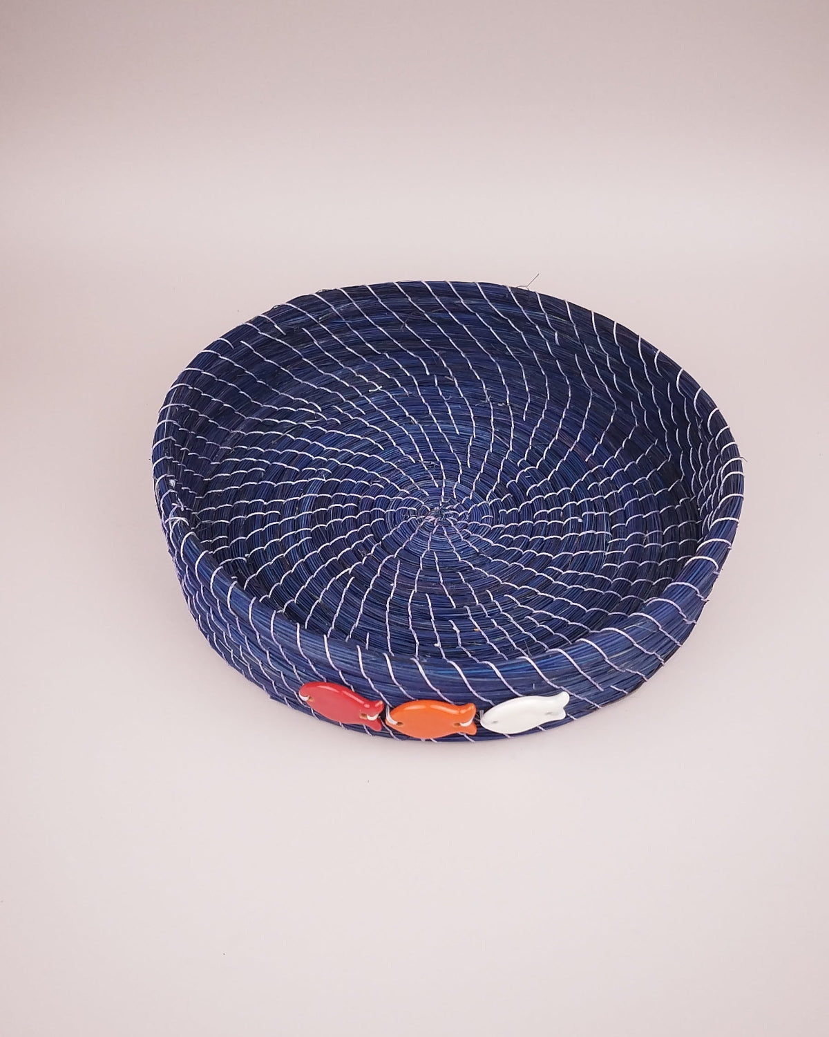 Plateau Jonc Bleu Décor Poissons Faïence Rouge Orange Blanc 25cm vue dessus