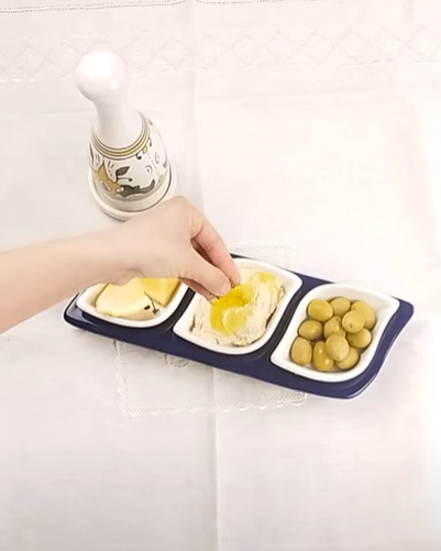 Set apéritif feuilles en faïence bleue en utilisation (olives, citron, hoummous)