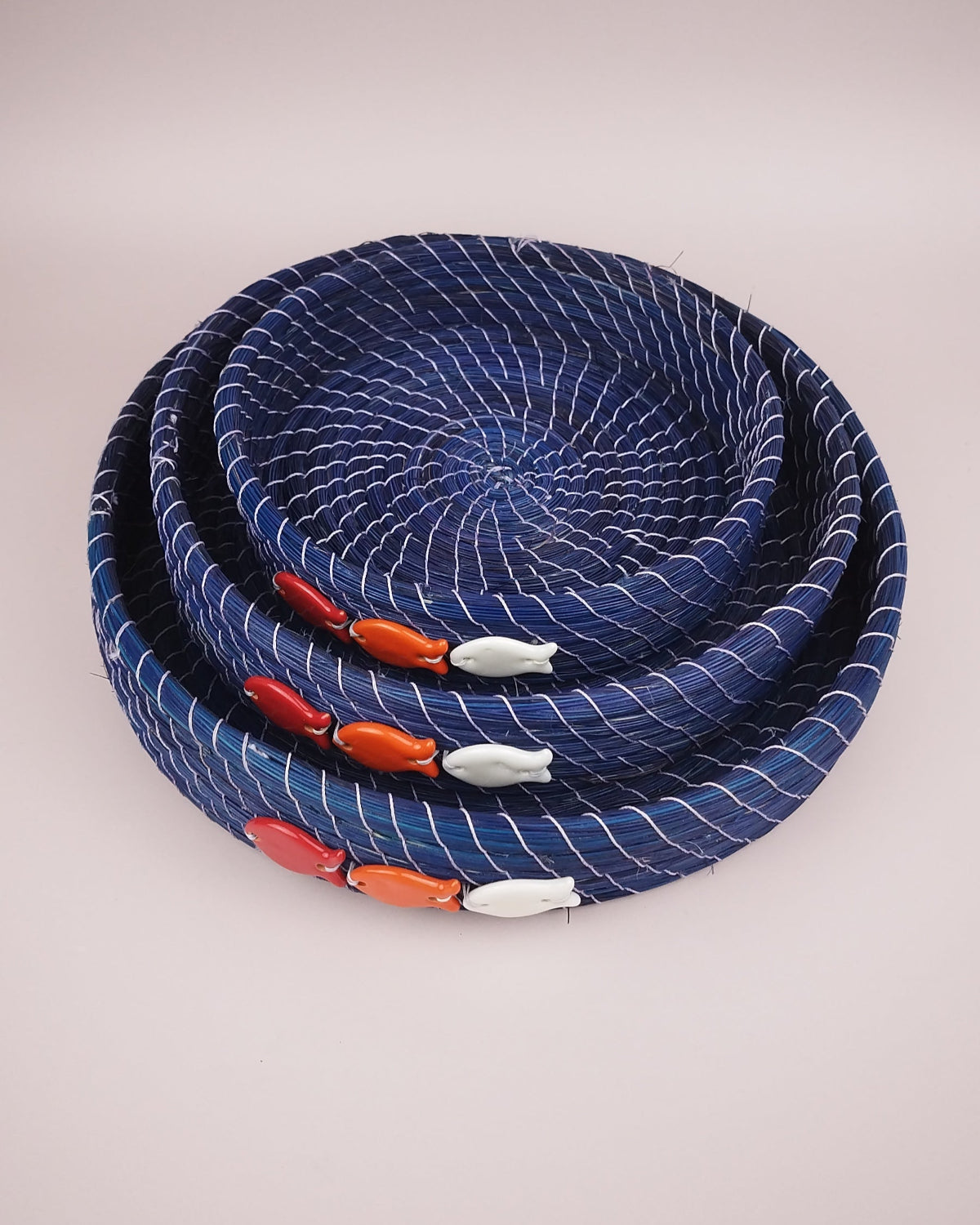 Set Plateaux Jonc Bleu Décor Poissons Faïence Rouge Orange Blanc