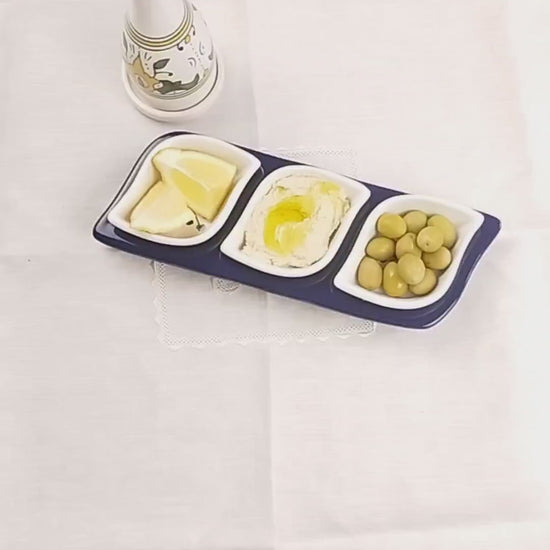 Scène set apéritif base bleue citron, olives, hoummous et zaatar avec le carfon pour huile.