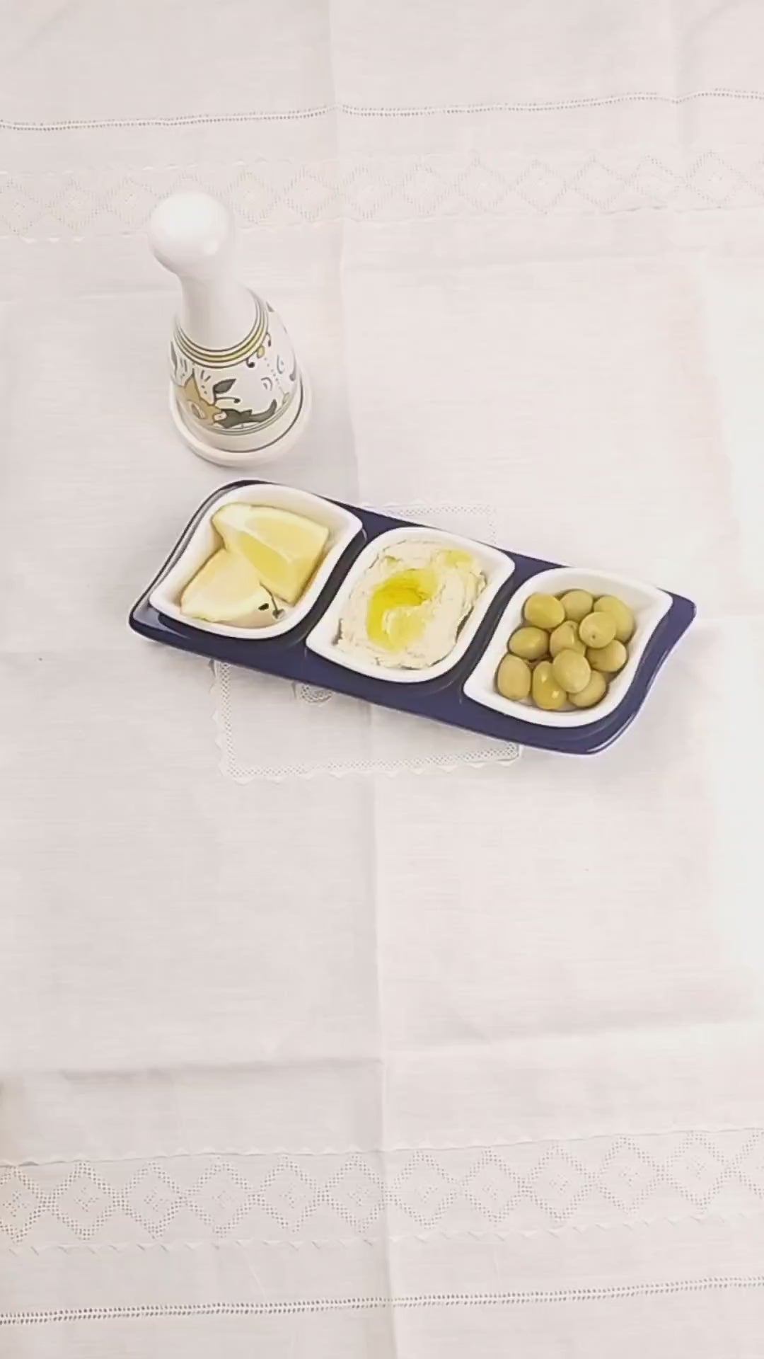 Scène set apéritif base bleue citron, olives, hoummous et zaatar avec le carfon pour huile.